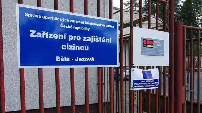Brána detenčního zařízení pro uprchlíky v Bělé-Jezové.