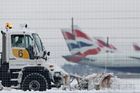 Sníh ochromil letiště, lety ruší Heathrow i Frankfurt
