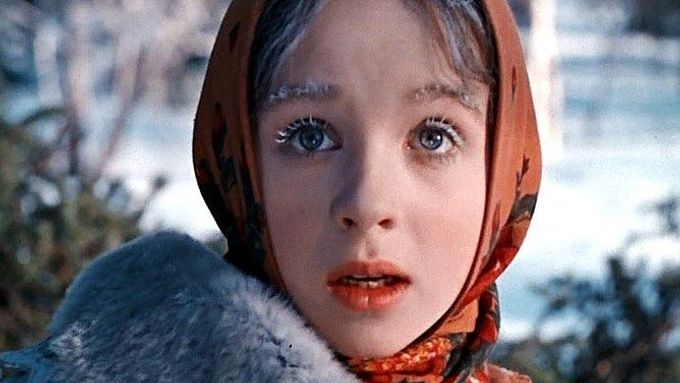 Tehdy patnáctiletá herečka Natlja Sedychová zažila při natáčení Mrazíka první polibek v životě