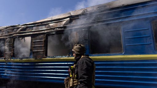 Při středečním ruském bombardování Chersonu byl zasažen také vlak, stojící na nádraží.