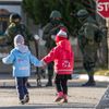 Děti a vojáci. Na Krymu teď běžné