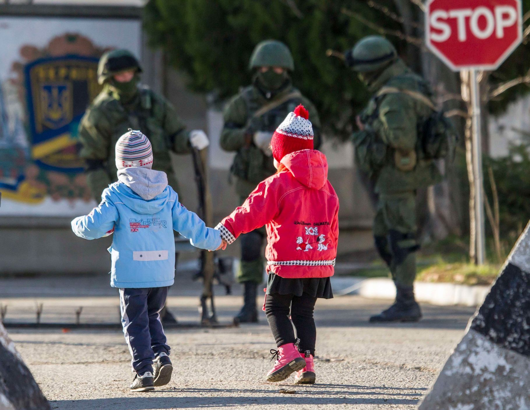 Děti a vojáci. Na Krymu teď běžné