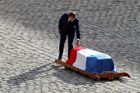 Uctít jeho památku přišel i francouzský prezident Emmanuel Macron. "Byl to přítel, kterého by si každý přál mít," řekl Macron během svého čtvrthodinového projevu.