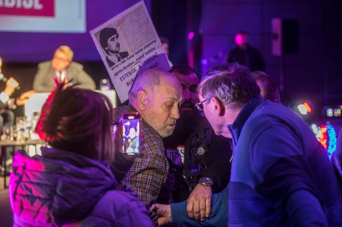 Během Babišova mítinku protestoval proti jeho chování v minulosti jeden ze seniorů, který odmítal odejít od pódia.