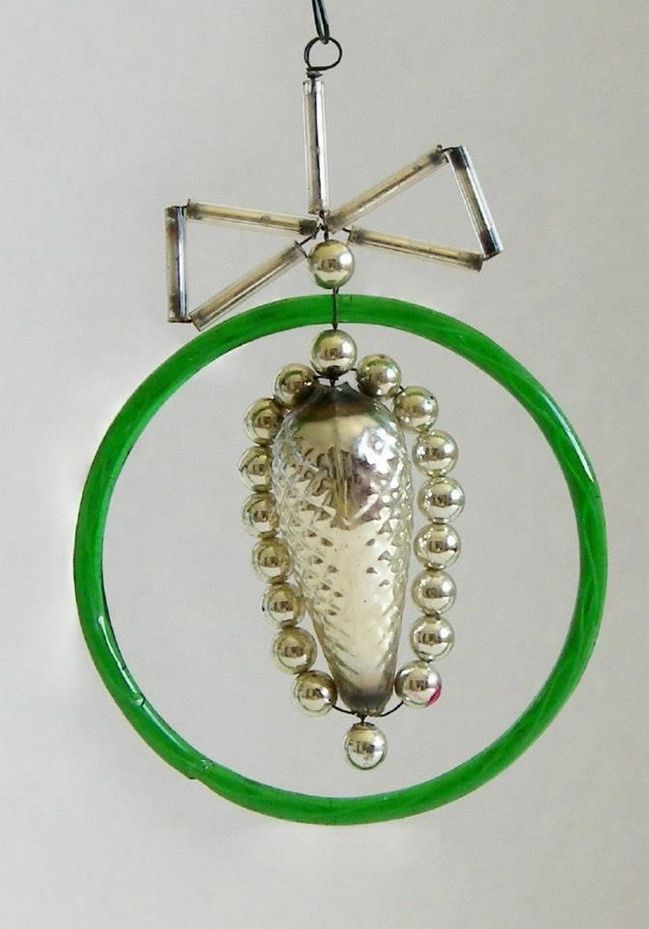 Skleněné ozdoby spojené drátkem