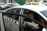 5:55 - Tady už taxi dovezlo exministra financí Miroslava Kalouska, zakladatele a místopředsedu TOP 09.