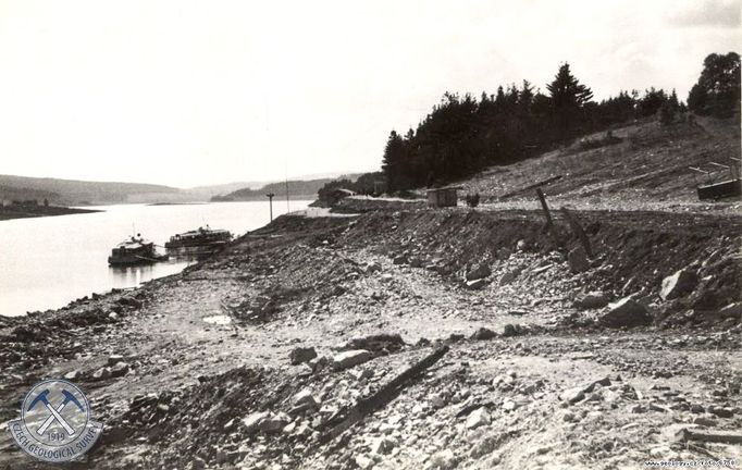 Pohled na vznikající jezero vodního díla Lipno s přístavištěm motorových lodí. Snímek z roku 1959.