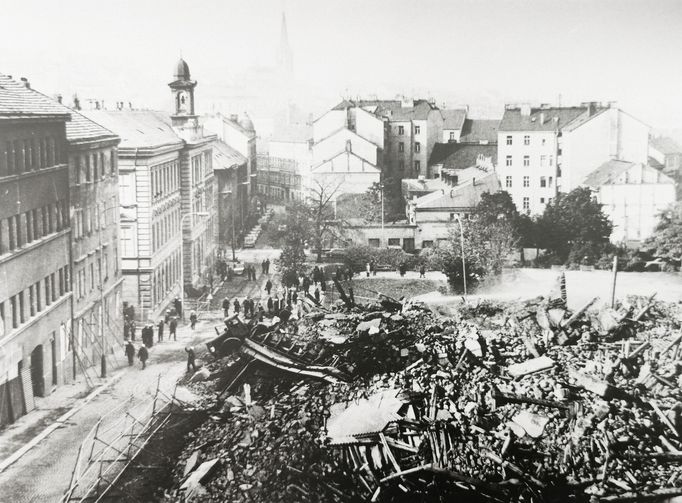 Trosky odstřelených domů v blízkosti Komenského náměstí. 80. léta