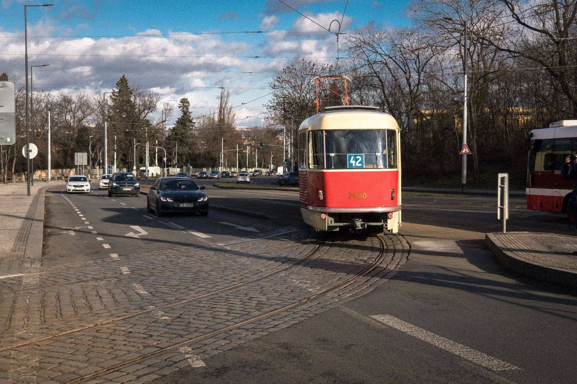 Slavnostní představení první tramvaje K2 (ev. č. 7000) v pravidelném provozu v Praze