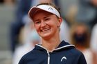 Barbora Krejčíková slaví vítězství ve finále French Open s Anastasií Pavljučenkovovou