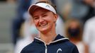 Barbora Krejčíková slaví vítězství ve finále French Open s Anastasií Pavljučenkovovou