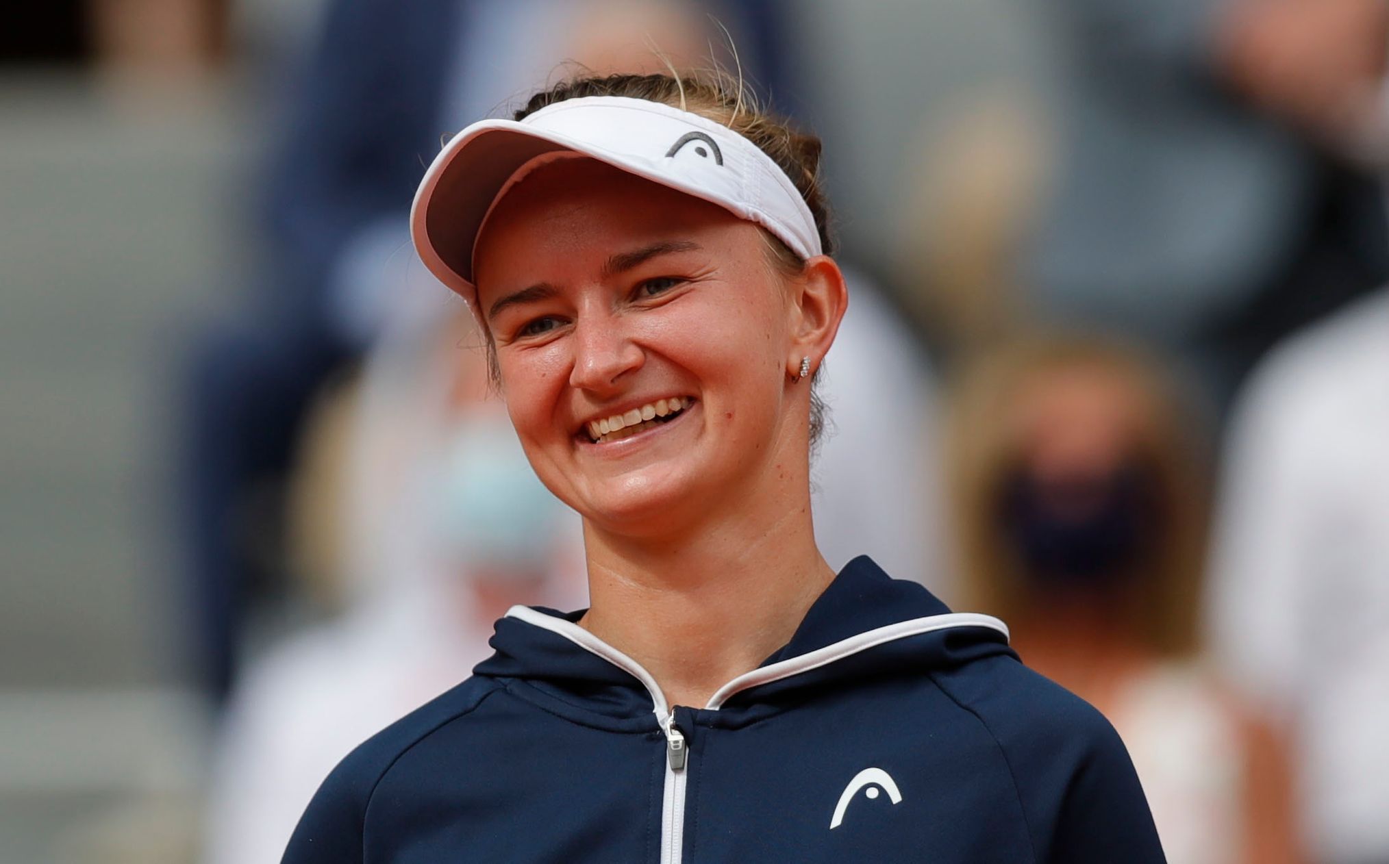 Barbora Krejčíková slaví vítězství ve finále French Open 2021 s Anastasií Pavljučenkovovou