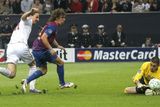 Před švédským kanonýrem zasahuje gólman Barcelony Valdés.