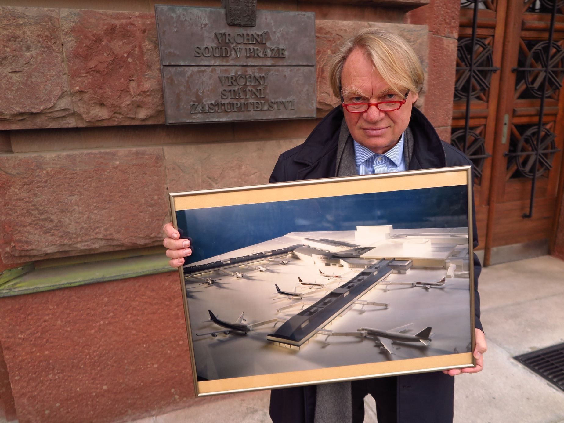 Architekt Petr Franta s modelem letiště, které naprojektoval s kolegou Michalem Brixem