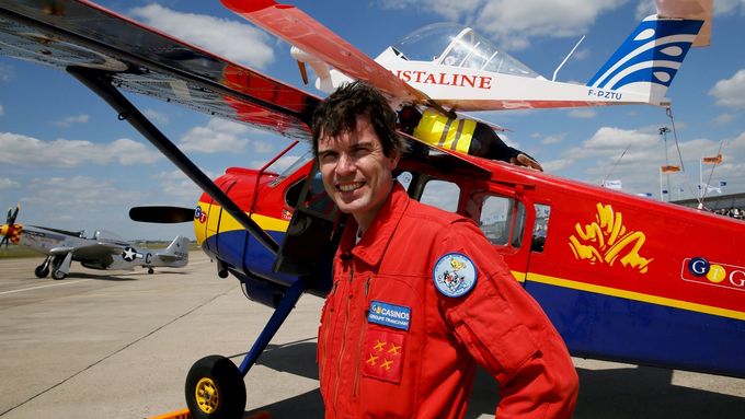 Francouzský pilot Hugues Duval se svým letounem na elektrický pohon.