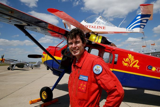 Pilot Hugues Duval a jeho letadlo.