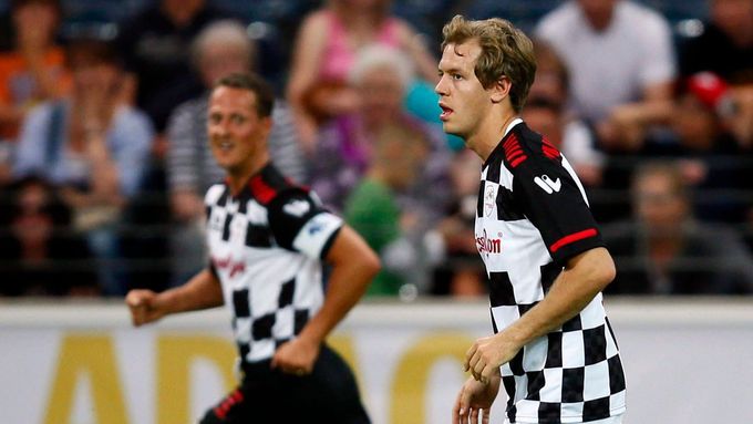 FOTO Schumi a Vettel vyměnili formule za fotbal