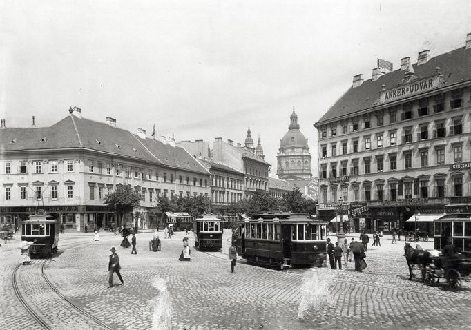 Náměstí Deáka Ference, naproti silnici Bajcsy-Zsilinszky (Váci körút), v pozadí svatoštěpánská bazilika v Budapešti. Rok 1904