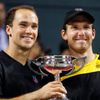 Tenisté Alexander Peya a Bruno Soares se radují z titulu na turnaji v Tokiu
