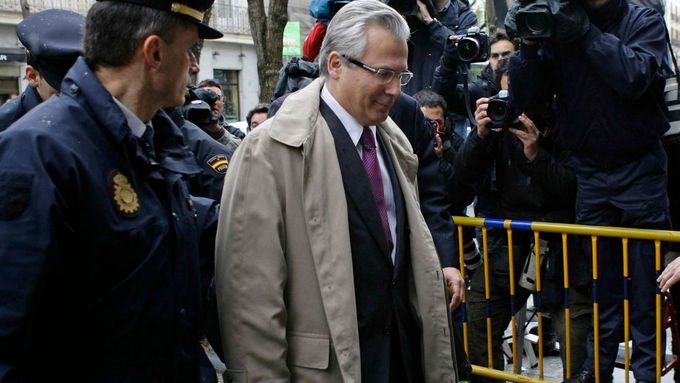 Soudci Garzónovi za pokus o porušení amnestie hrozí konec kariéry