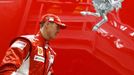 Michael Schumacher kráčí k boxu Ferrari na testech v Barceloně. Do kokpitu formule jedna se sedminásobný mistr světa vrátil po roce, na konci minulé sezony ohlásil konec závodní kariéry.