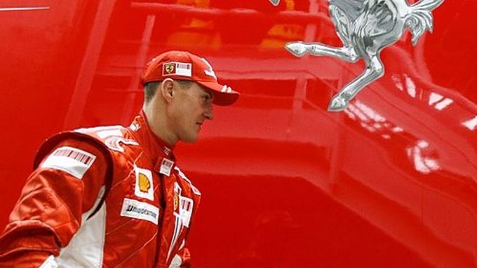 Michael Schumacher kráčí k boxu Ferrari na testech v Barceloně. Do kokpitu formule jedna se sedminásobný mistr světa vrátil po roce, na konci minulé sezony ohlásil konec závodní kariéry.