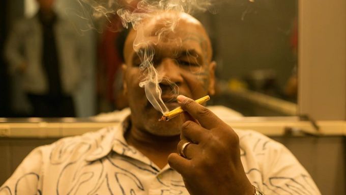 Mike Tyson nepustí cigaretu marihuany z ruky