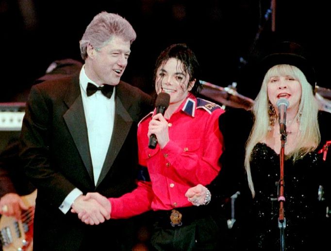 Zpěvák Michael Jackson s Billem Clintonem