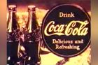 První reklamy na Coca-Colu se promítaly v amerických kinech od konce 30. let. Jedna z nejstarších reklam vsadila na slogan “Žízeň se už na nic neptá."