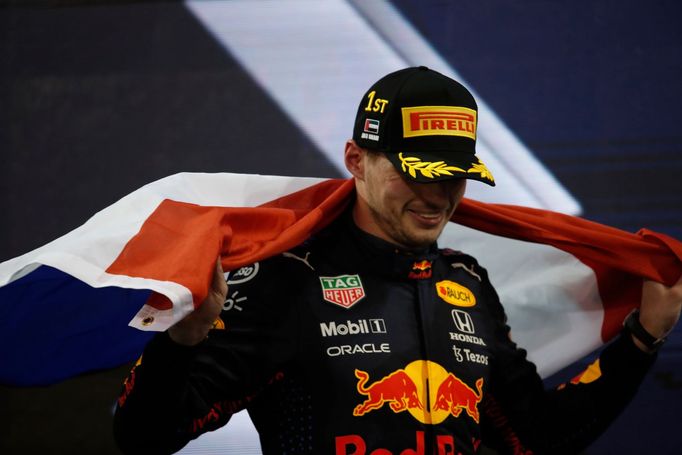 Max Verstappen se raduje z vítězství v Abú Zábí a titulu mistra světa formule 1 za rok 2021