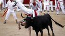 A reveller is tossed by a wild cow during festivities in the bullring following the sixth running of the bulls of the San Fermin festival in Pamplona July 12, 2012. Several runners suffered light injuries in the fastest run (two minutes and twenty seconds) so far in this festival, according to local media. REUTERS/Susana Vera (SPAIN - Tags: SOCIETY ANIMALS) Published: Čec. 12, 2012, 11 dop.