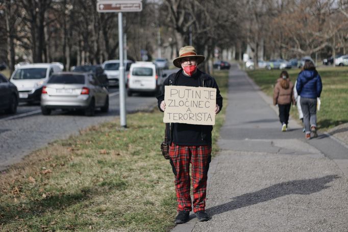 Protest proti ruské invazi na Ukrajině před ruskou ambasádou v Praze.