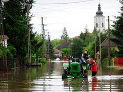 Povodně na maďarském venkově.