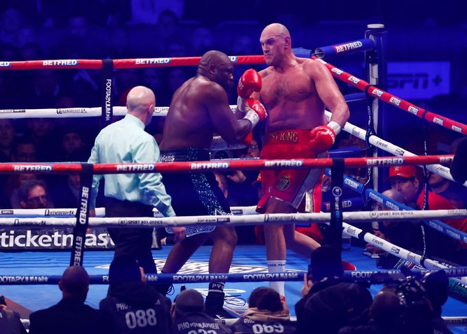 Zápas Tyson Fury (červené trenky) - Derek Chisora o titul šampiona WBC