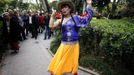 Xiao Cao, a 57-year-old gay man, performs at Manxi park in Shanghai April 8, 2012. China's gay community has long been on the edges of society but it is gradually becoming more accepted. Cao, who is an unemployed drag queen, is one whose life lifts the curtain on a less romanticised view of Chinese homosexuals. Living in an eight-square-metre apartment behind a public toilet and with a monthly income of 500 yuan ($79) from social insurance, he passes his days dancing in public and spending time with friends at gay clubs. Picture taken April 8, 2012. REUTERS/Aly Song (CHINA - Tags: SOCIETY) CHINA OUT. NO COMMERCIAL OR EDITORIAL SALES IN CHINA. ATTENTION EDITORS PICTURE 19 OF 28 OF PACKAGE 'GAY AND OUT IN CHINA' TO FIND ALL IMAGES SEARCH 'GAY OUT CHINA' Published: Čer. 1, 2012, 12:40 dop.