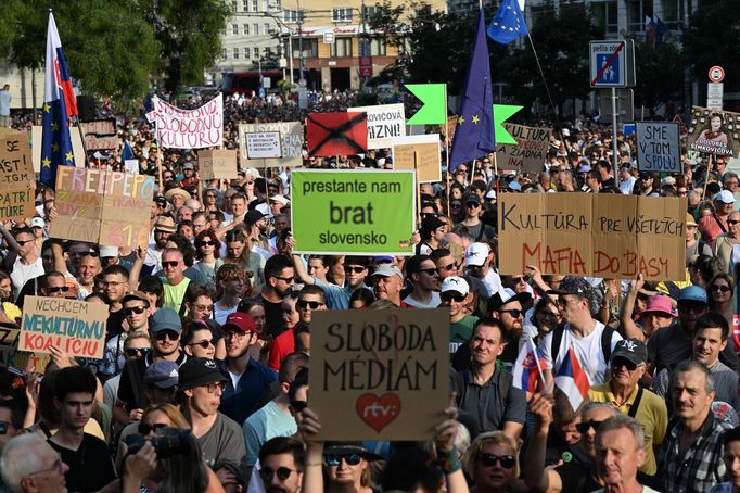 Snímek z úterní demonstrace v Bratislavě proti ministryni kultury Martině Šimkovičové.