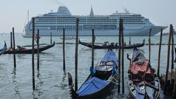 Výletní loď míří do benátského přístavu.