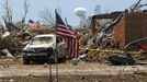 American flags wave over the remains of Plaza Towers Elementary school in Moore, Oklahoma May 21, 2013 after it was destroyed by a massive tornado May 20. Emergency workers pulled more than 100 survivors from the rubble of homes, schools and a hospital in an Oklahoma town hit by a powerful tornado, and officials lowered the death toll from the storm to 24, including nine children. REUTERS/Richard Rowe (UNITED STATES - Tags: DISASTER ENVIRONMENT TPX IMAGES OF THE DAY) Published: Kvě. 21, 2013, 8:20 odp.