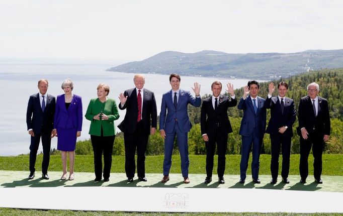 Lídři G7 a EU v Kanadě. Zleva Donald Tusk, Theresa Mayová, Angela Merkelová, Donald Trump, Justin Trudeau, Emmanuel Macron, Šinzó Abe, Giuseppe Conte, Jean-Claude Juncker