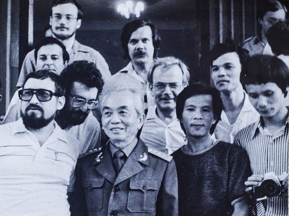 S vietnamským generálem Võ Nguyênem Giápem a dalšími novináři na konci 60. let.