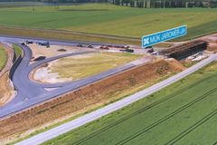 Stavba dálnice D11 se urychlí, slibuje Havlíček. Poláky však Česko opět nedostihne