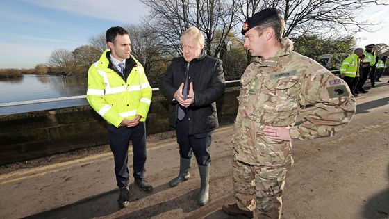 Boris Johnson na návštěvě Stainforthu, kde došlo k záplavám.