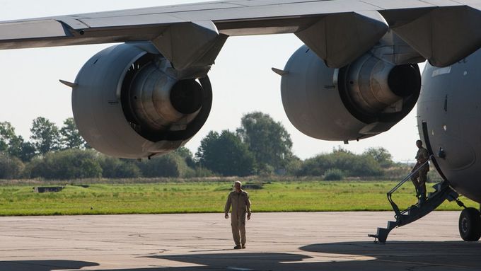 Fotky: Globemaster odvezl první várku české munice do Iráku