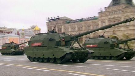Tanky a obrněná vozidla. Vojenskou přehlídku na Rudém náměstí sledoval i Putin