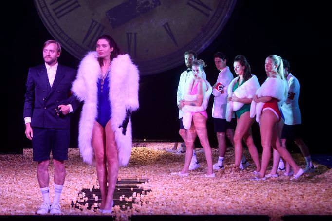 Vpředu zleva jsou Petr Panzenberger a Sára Erlebachová jako Lída Baarová.