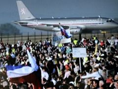 Moment, kdy letadlo s Benediktem XVI. přistálo v Brně.