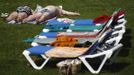 People sunbath at the public swimming pool Kongressbad in Vienna June 30, 2012. Temperatures will rise up to 37 degrees Celsius (98.6 Fahrenheit) in Austria the next days, Austria's national weather service agency ZAMG reported. REUTERS/Lisi Niesner (AUSTRIA - Tags: ENVIRONMENT) Published: Čer. 30, 2012, 2:57 odp.