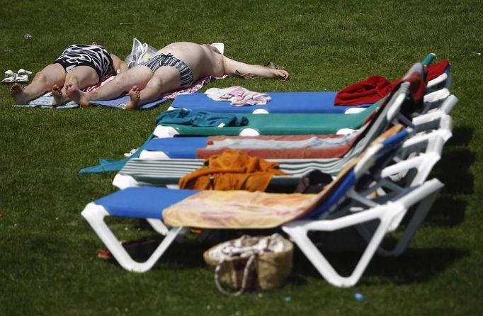 People sunbath at the public swimming pool Kongressbad in Vienna June 30, 2012. Temperatures will rise up to 37 degrees Celsius (98.6 Fahrenheit) in Austria the next days, Austria's national weather service agency ZAMG reported. REUTERS/Lisi Niesner (AUSTRIA - Tags: ENVIRONMENT) Published: Čer. 30, 2012, 2:57 odp.