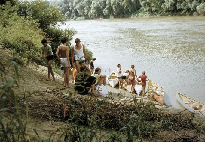 Vodáctví a sjíždění řek bylo populární i za socialismu. Lokace neuvedená, rok 1983