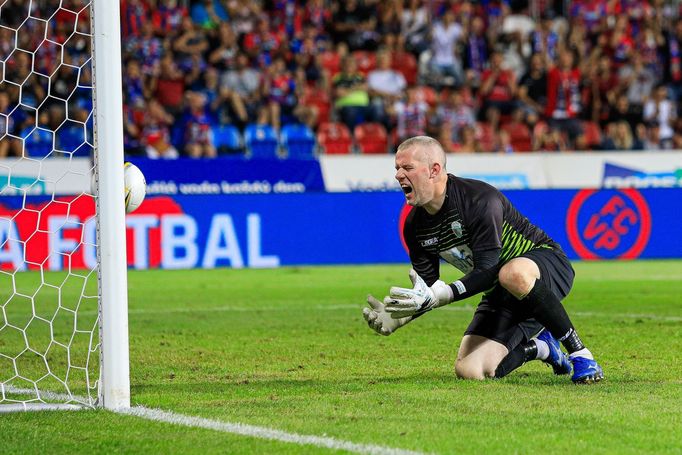 Prodloužení zápasu FC Viktoria Plzeň - The New Saints, 3. předkolo Evropské konferenční ligy, brankář TNS Paul Harrison